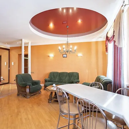 Апартаменти Apartments On Karla Marksa